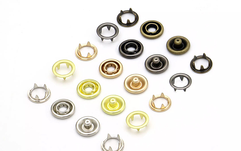 五爪扣 Vs 四合扣：服装品牌如何选择最适合的金属扣？