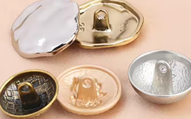 《金属钮扣百科全书：从清朝工艺到现代时尚的扣饰之旅》