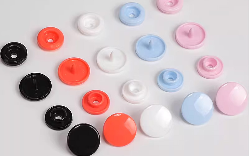 AB亚洲钮扣-高品质塑料四合扣、树脂彩色纽扣、婴童暗扣、仿金属四合扣、成人装暗扣供应商