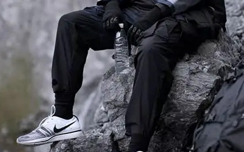 AB亚洲钮扣：专业不锈钢五爪扣制造商，为户外服装与工装提供坚固耐用的扣件解决方案