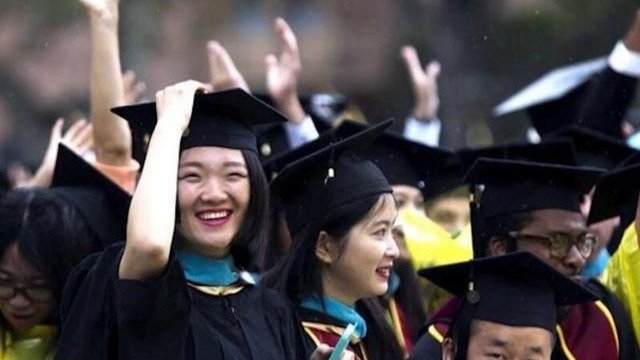 清华硕士放弃大厂当文眉师月入 3 万，遭母亲反对