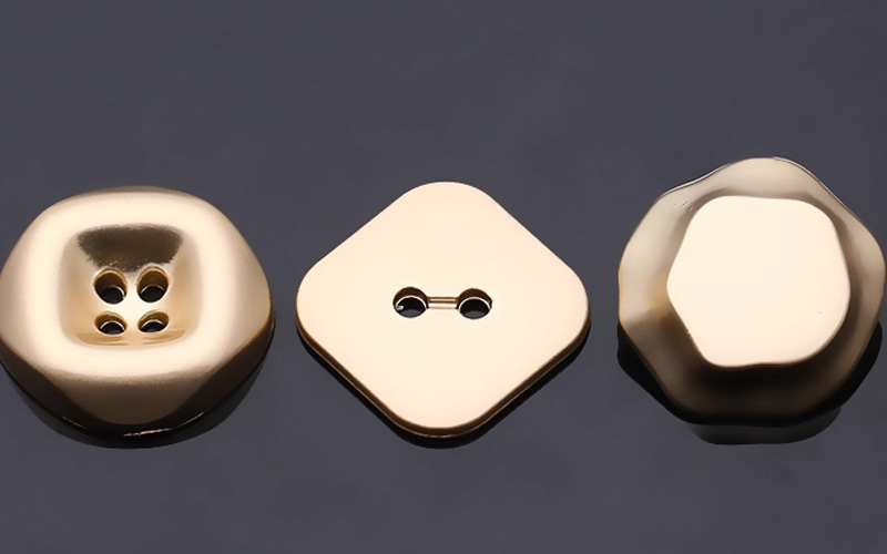 轻奢男女装为何偏爱AB亚洲钮扣？揭秘高档锌合金钮扣的“轻奢经济学