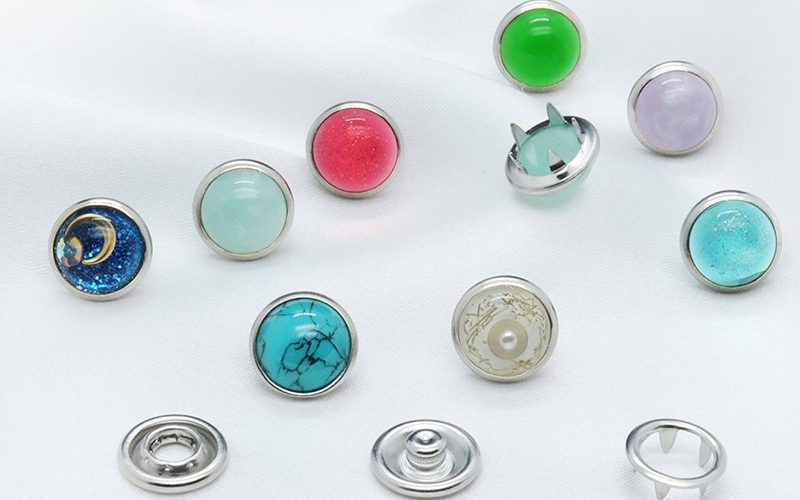 彩色珠光五爪扣：闪耀质感与多元应用的缝纫辅料新选择