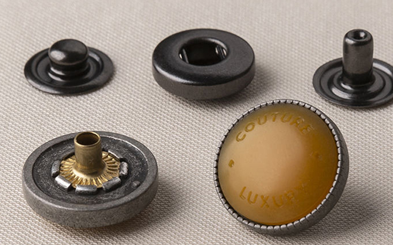 男装轻奢合金四合扣：质感赋能高级穿搭