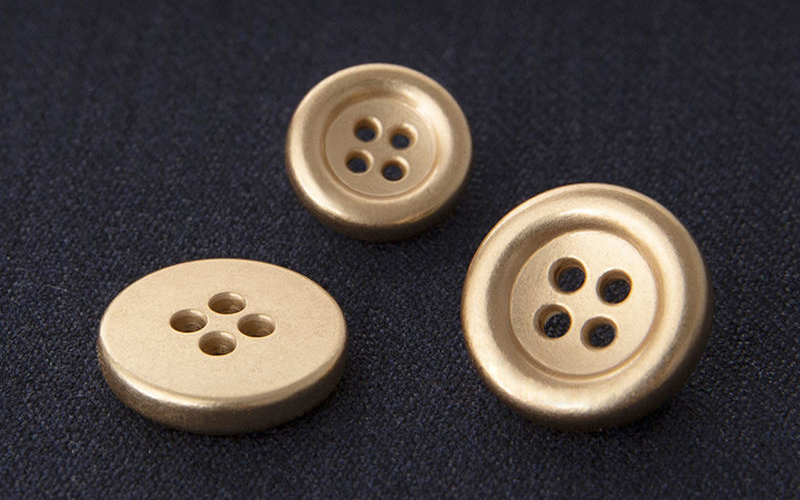 轻奢合金钮：精工电镀，演绎四孔缝线钮的金属诗篇