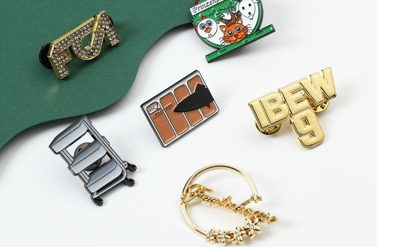 锌合金标牌：精铸工艺与材质美学，打造品牌视觉印记