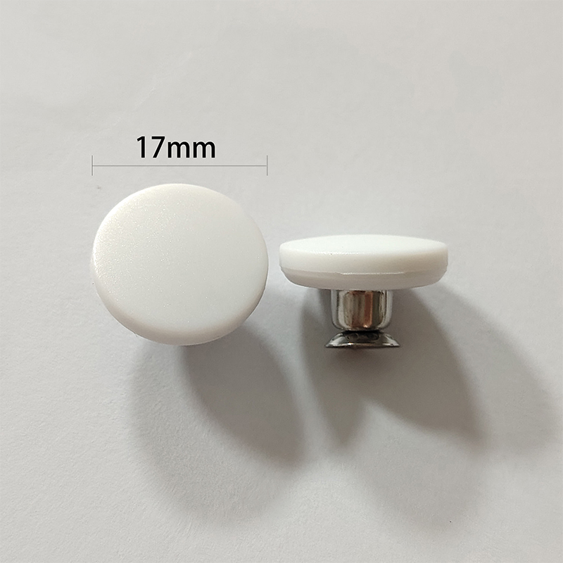 柔韧碰撞：尼龙胶面工字钮的刚柔新绎