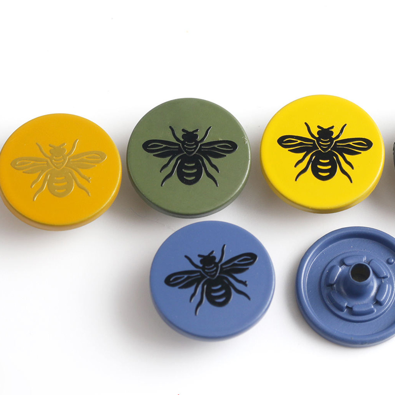 彩色喷漆合金面四合扣 锌合金质感，解锁细节高级感