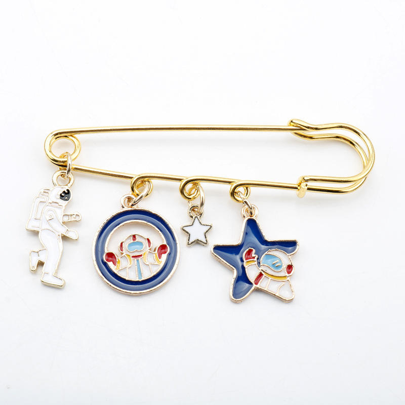 合金胸针加吊牌